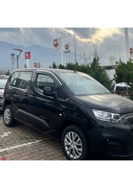 Fiat Doblo 2023-YILI ve Sonrası Uyumlu Cam Rüzgarlığı 2 Parça Kromlu