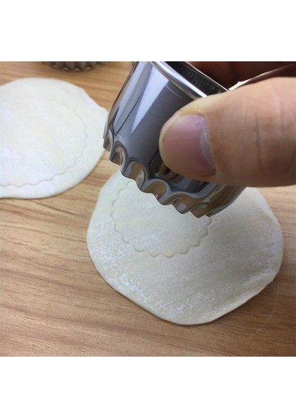 1 Adet Tarzı 3 Adet Yuvarlak Çiçek Şekilli Hamur Kesme Aracı Mutfak Aletleri Paslanmaz Çelik Mantı Kesici Taşınabilir Mantı Sarıp Kalıpları (Yurt Dışından) fırsatları