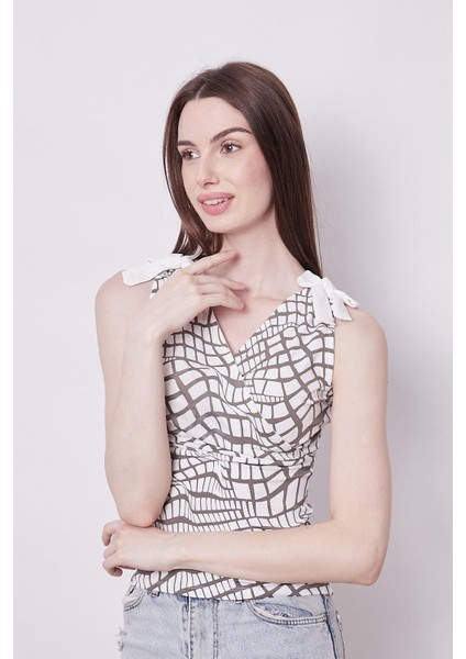 Desenli Likralı Kumaş Anvelop Kruvaze Ön Arka V Yaka Omuzları Bağcıklı Body Bluz-Vizon Desen modelleri