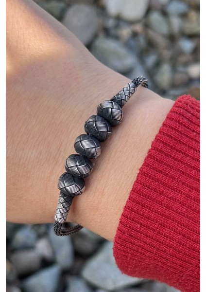 Gümüş Kazaziye Örme Beş Top Detaylı Şık ve Otantik Bileklik