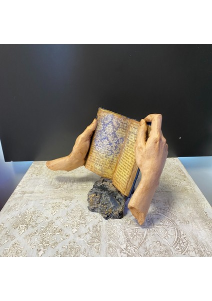 Kitap Okuyan Eller Dekoratif Obje fiyatları