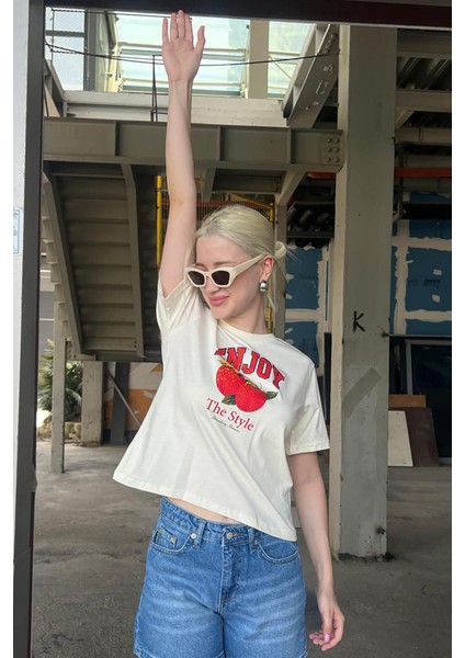 Beyaz Bisiklet Yaka Pamuklu Kısa Kollu Kadın T-Shirt MG2150 fırsatları