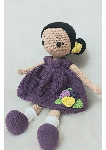 Kelebeğin Rüyası Hobi Evi Amigurumi Organik, Saçı Topuzlu, Mor Elbiseli Kız Bebek