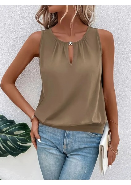Kadın Kolsuz Damla Yaka ve Aksesuar Detay Sandy Bluz fırsatları