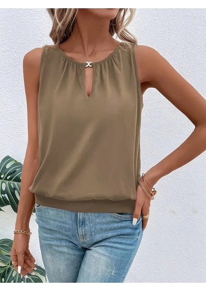 Kadın Kolsuz Damla Yaka ve Aksesuar Detay Sandy Bluz indirimleri