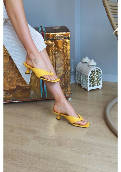 Deri Kısa Topuk Arkası Açık Terlik modelleri