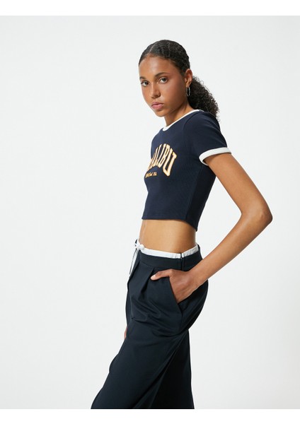 Crop Tişört Kolej Baskılı Kısa Kollu Bisiklet Yaka Pamuklu Slim Fit