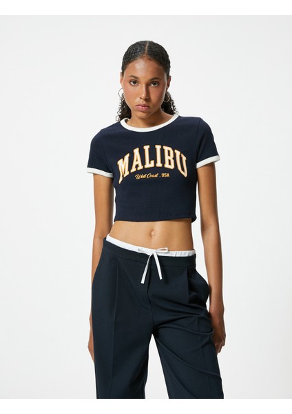 Crop Tişört Kolej Baskılı Kısa Kollu Bisiklet Yaka Pamuklu Slim Fit