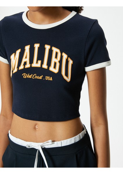 Crop Tişört Kolej Baskılı Kısa Kollu Bisiklet Yaka Pamuklu Slim Fit