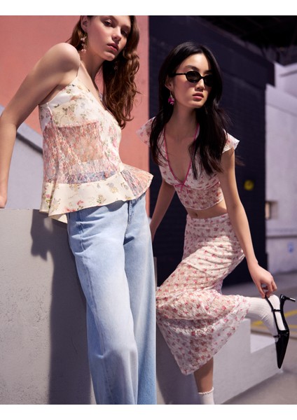 Çiçekli Tül Dantel Bluz Crop Fiyonk Detaylı Fırfırlı V Yaka Slim Fit fiyatları