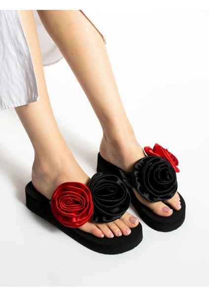 Dolgu Taban Kırmızı Siyah Güllü Gümüş Bantlı Kadın Plaj Günlük Parmak Arası Terlik B1024