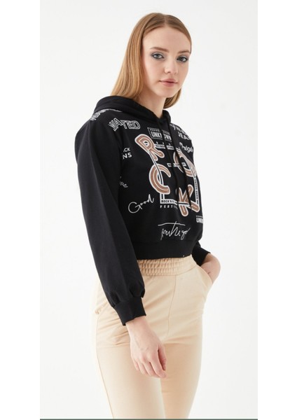 Siyah Baskılı Kapüşonlu Crop Sweatshirt