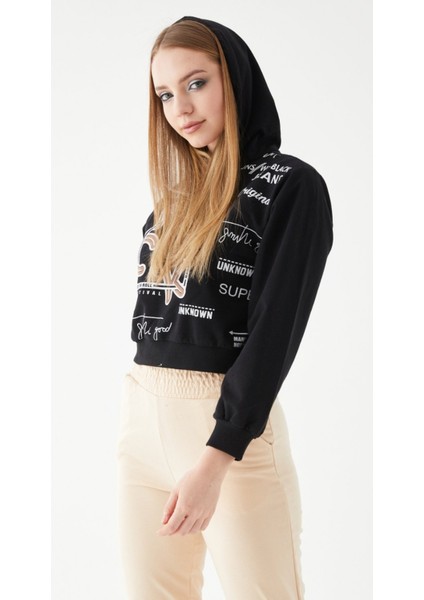 Siyah Baskılı Kapüşonlu Crop Sweatshirt