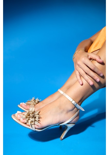 Puebla Bej Saten Çiçekli Kadın Ince Topuklu Ayakkabı fırsatları