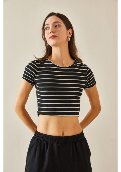 Siyah Sırt Dekolteli Aksesuarlı Crop Bluz 5YXK2-48670-02