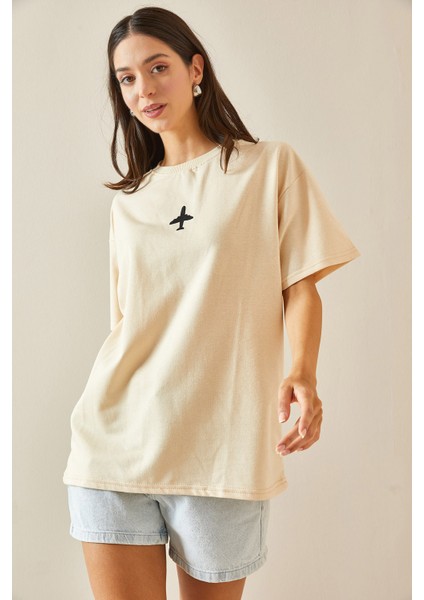 Bej Bisiklet Yaka Yazılı Oversize Tshirt 5YXK1-48701-25 fırsatları