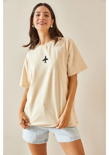 Bej Bisiklet Yaka Yazılı Oversize Tshirt 5YXK1-48701-25 indirimleri