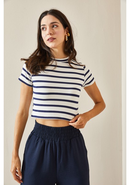 Lacivert Bisiklet Yaka Çizgili Crop T-Shirt 5YXK1-48698-14 fırsatları