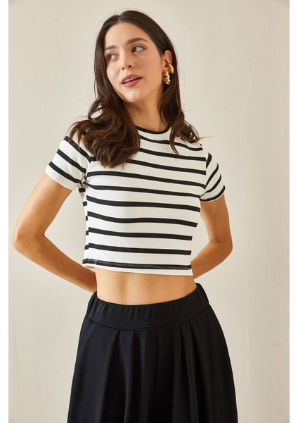 Siyah Bisiklet Yaka Çizgili Crop T-Shirt 5YXK1-48698-02 fırsatları