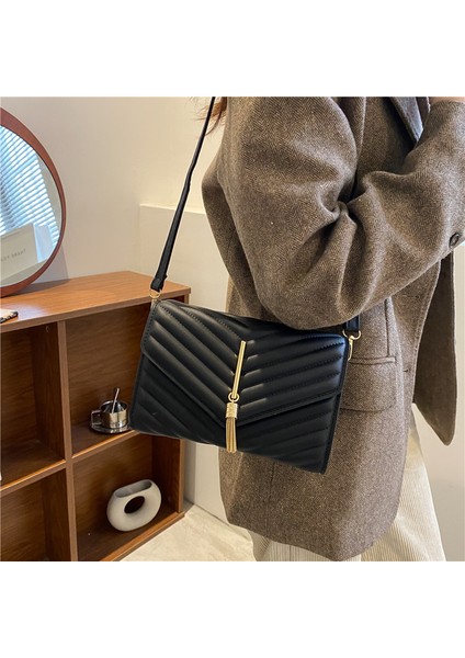 Kadınlar Için Yeni Rahat Nakış Çanta 2024 Moda Crossbody Çanta Basit Kore Tarzı Yabancı Stil Popüler Tek Omuz Küçük Kare Çanta (Yurt Dışından)