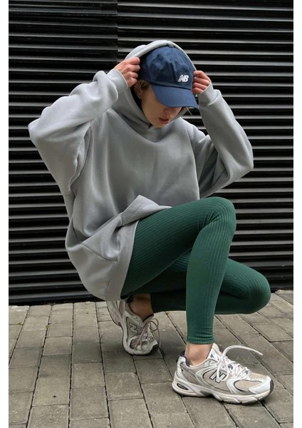 Kadın Gri Kanguru Cepli Kapüşonlu 3 Iplik Şardonlu Oversize Sweatshirt indirimleri