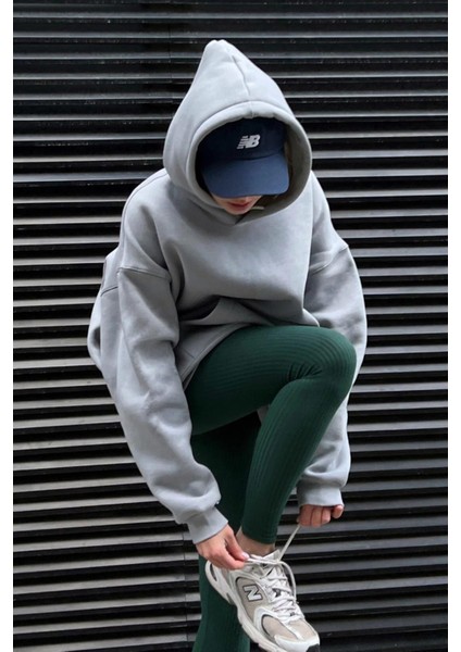 Kadın Gri Kanguru Cepli Kapüşonlu 3 Iplik Şardonlu Oversize Sweatshirt