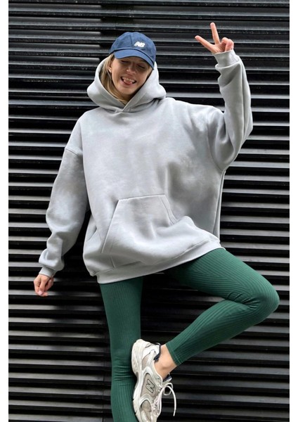 Kadın Gri Kanguru Cepli Kapüşonlu 3 Iplik Şardonlu Oversize Sweatshirt