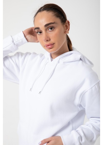 Beyaz Baskısız Kanguru Cepli Kapüşonlu 3 Iplikli Şardonlu Oversize Kadın Sweatshirt fiyatları