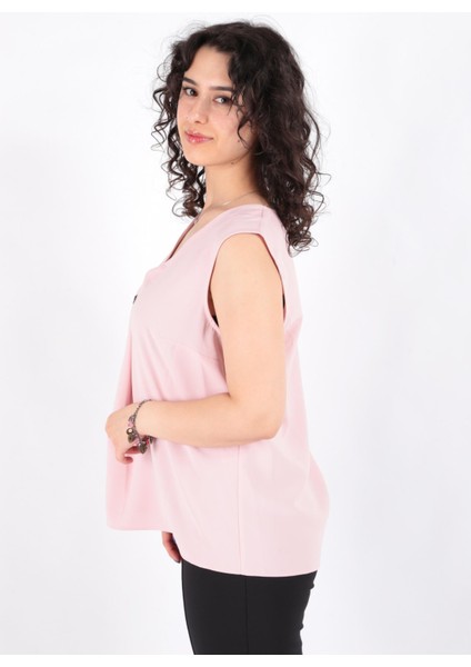 81954 Kadın Broş Detaylı V Yaka Kolsuz Bluz fiyatları