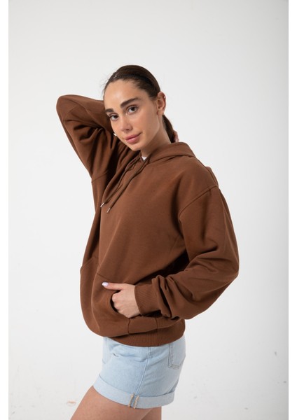 Kahverengi Baskısız Kanguru Cepli Kapüşonlu 3 Iplikli Şardonlu Oversize Kadın Sweatshirt