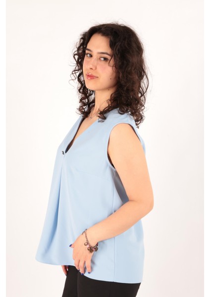 81954 Kadın Broş Detaylı V Yaka Kolsuz Bluz fiyatları