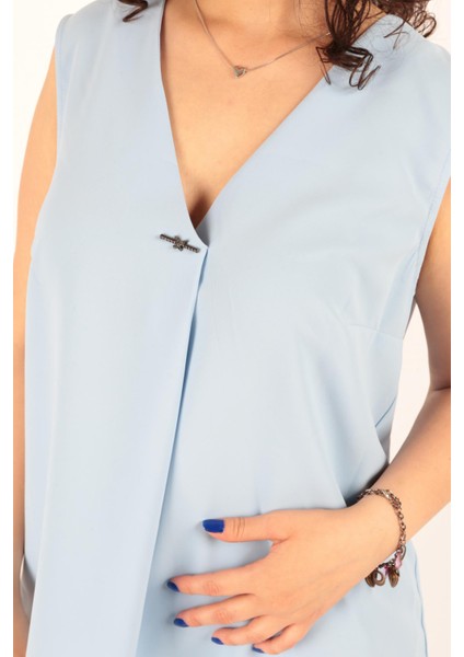 81954 Kadın Broş Detaylı V Yaka Kolsuz Bluz indirimleri