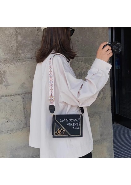 Mat Çapraz Askılı Çanta, Basit Bir Geniş Bantlı Küçük Kare Çantadır (Yurt Dışından) fiyatları