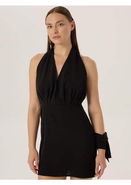 Önü Dekolteli Boyundan Askılı Kısa Elbise - Siyah fırsatları