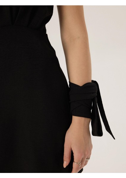 Önü Dekolteli Boyundan Askılı Kısa Elbise - Siyah indirimleri