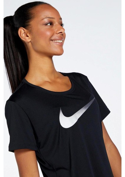 Dri-Fit One Swoosh Graphic Running Standart Fit Kesim Siyah Kadın Tişört