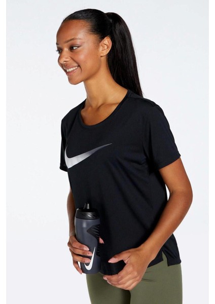 Dri-Fit One Swoosh Graphic Running Standart Fit Kesim Siyah Kadın Tişört