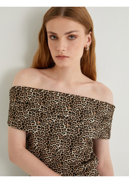 Leopar Desenli Bluz Kısa Kollu Kayık Yaka Drapeli Slim Fit