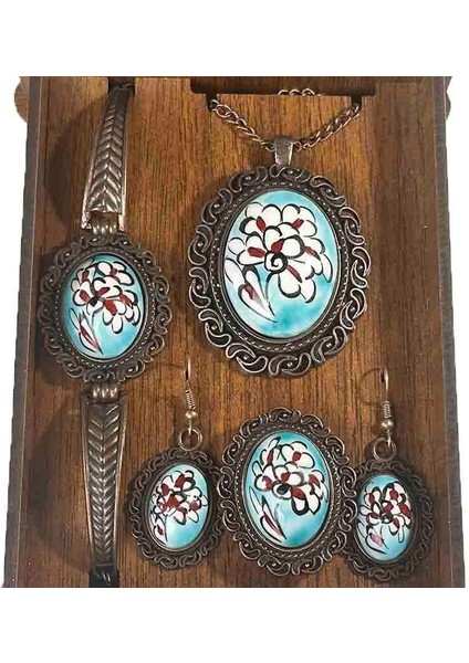 Turkuaz Zemin Lotus Motifli Iznik Çini Takı Seti