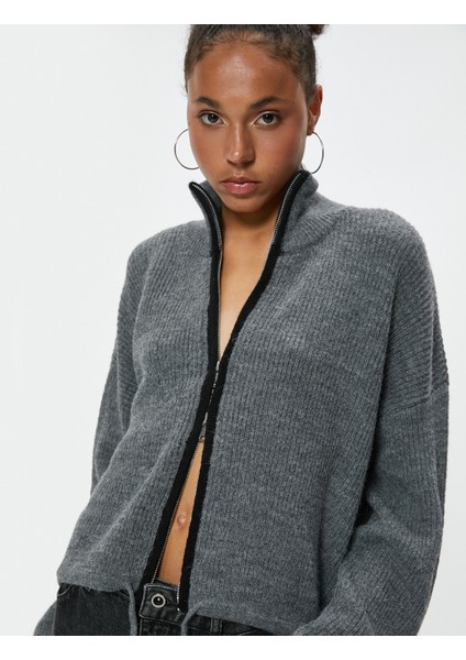 Fermuarlı Triko Hırka Dik Yaka Bağcık Detaylı Biyeli fiyatları