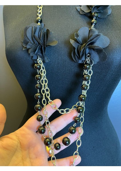 Siyah Boncuk ve Çiçekli Kadın Tasarım Kolye Boy 40