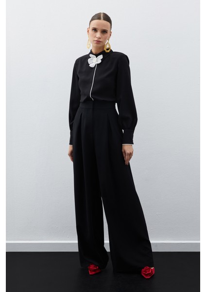 Yaka Çiçek Detaylı Bluz - Siyah