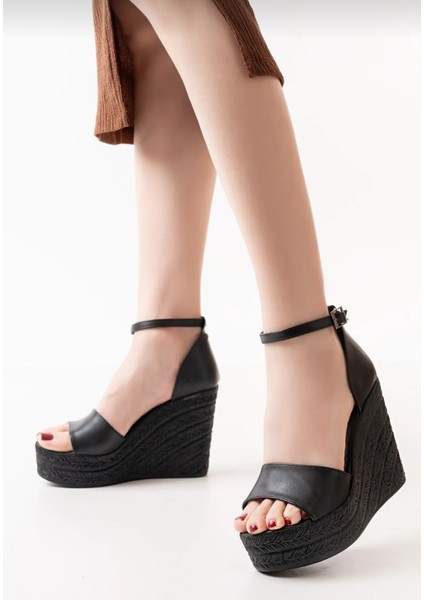 Siyah Renk Yüksek Dolgu Topuk Bantlı Kadın Sandalet modelleri
