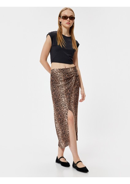 Uzun Etek Kruvaze Leopar Desenli Metal Aksesuarlı