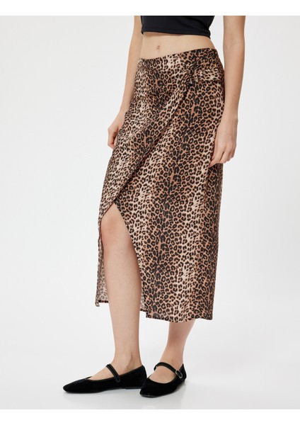Uzun Etek Kruvaze Leopar Desenli Metal Aksesuarlı modelleri