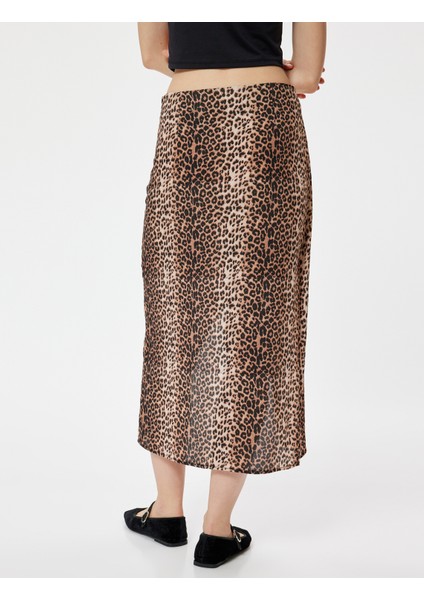Uzun Etek Kruvaze Leopar Desenli Metal Aksesuarlı fırsatları