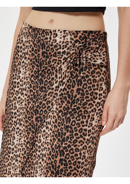 Uzun Etek Kruvaze Leopar Desenli Metal Aksesuarlı indirimleri