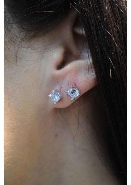 14 Ayar Altın Takoz Tırnak Tek Taş Küpe