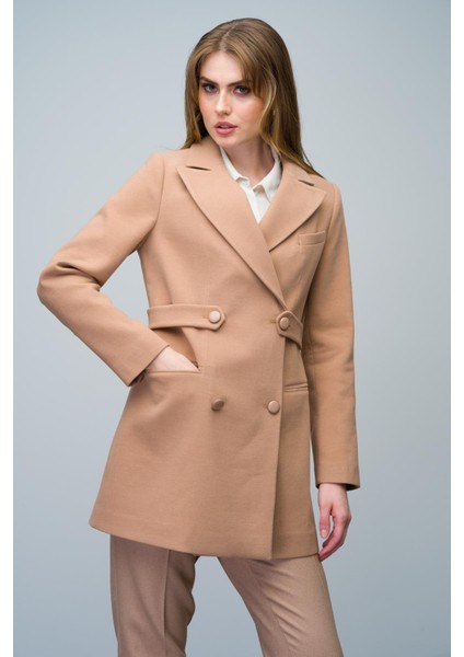 Kemer Detaylı Kruvaze Kısa Kaban Kamel 3017