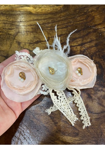 15X6 cm Taşlı Çiçekli Broş Yaka Aksesuarı fiyatları